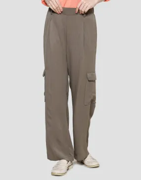 Details Celana Cargo Style With Wide Leg Fit Wanita