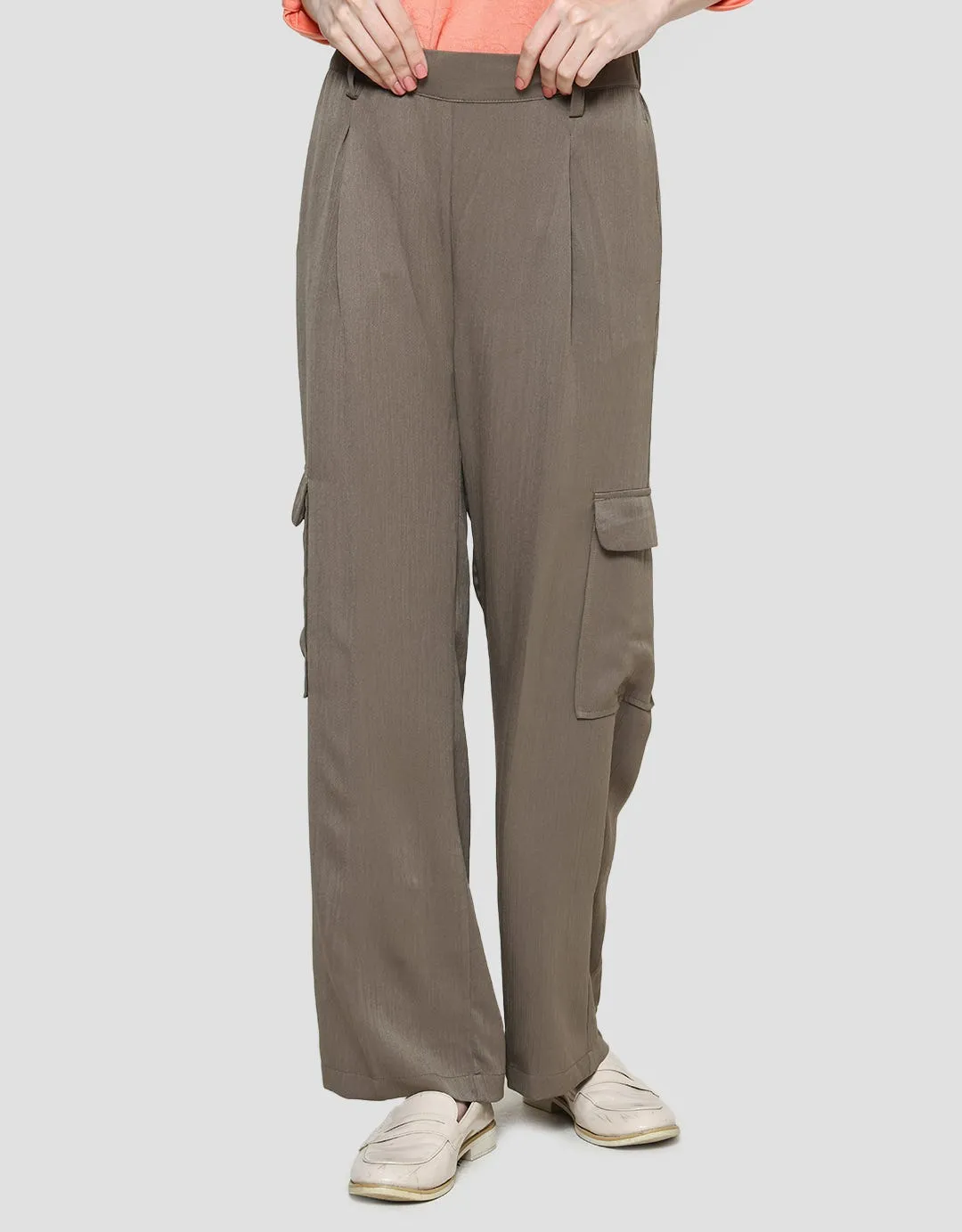 Details Celana Cargo Style With Wide Leg Fit Wanita
