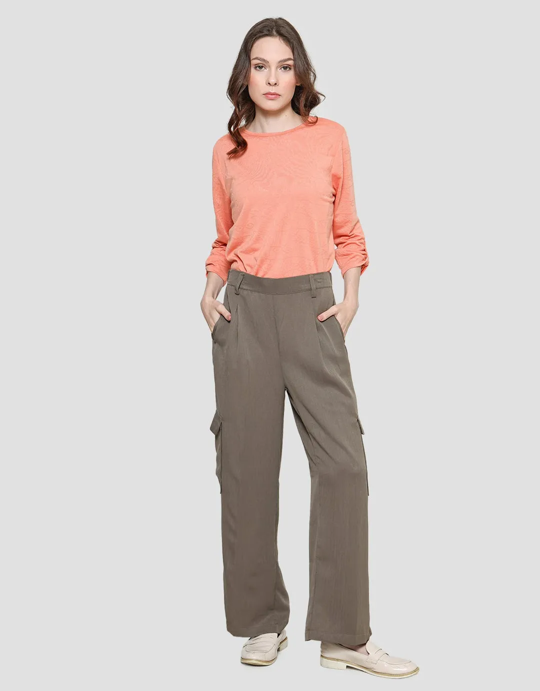 Details Celana Cargo Style With Wide Leg Fit Wanita