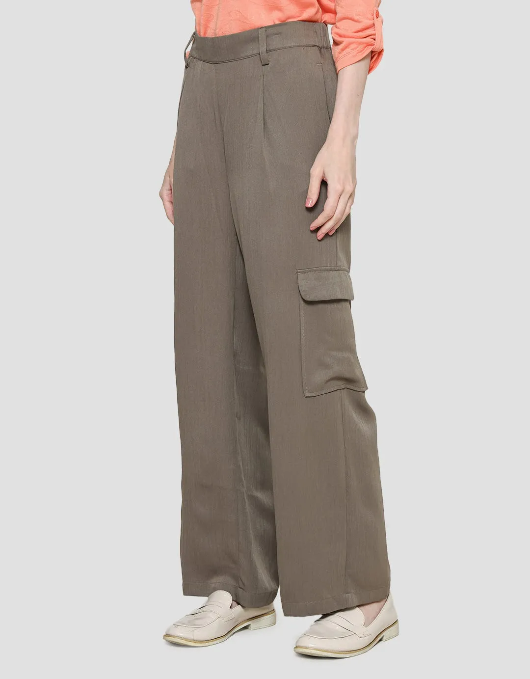 Details Celana Cargo Style With Wide Leg Fit Wanita