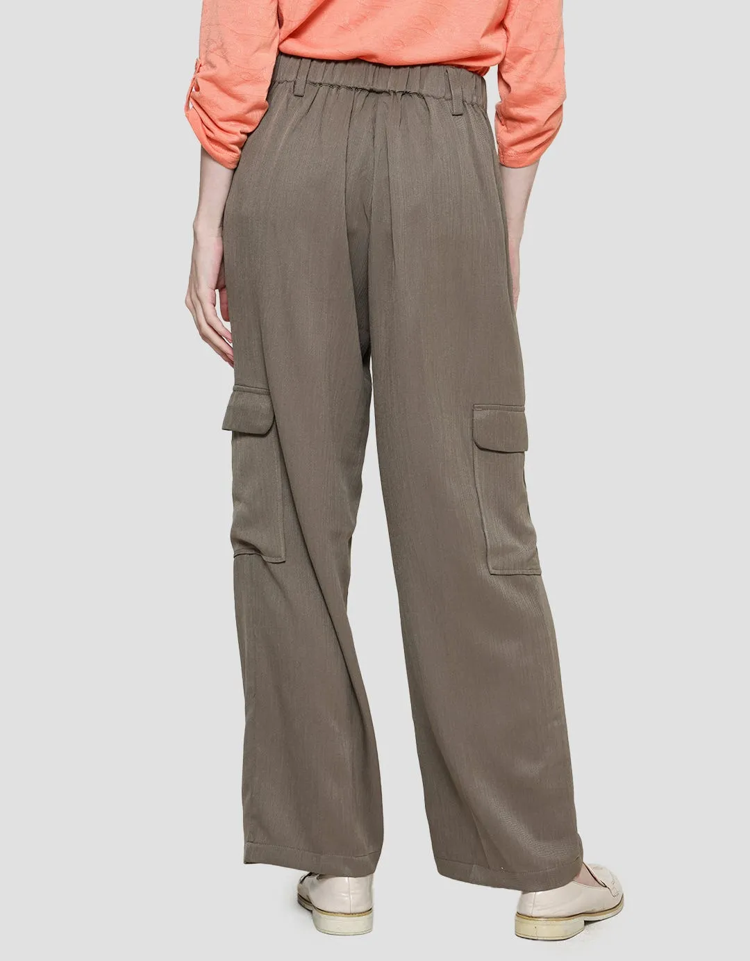 Details Celana Cargo Style With Wide Leg Fit Wanita