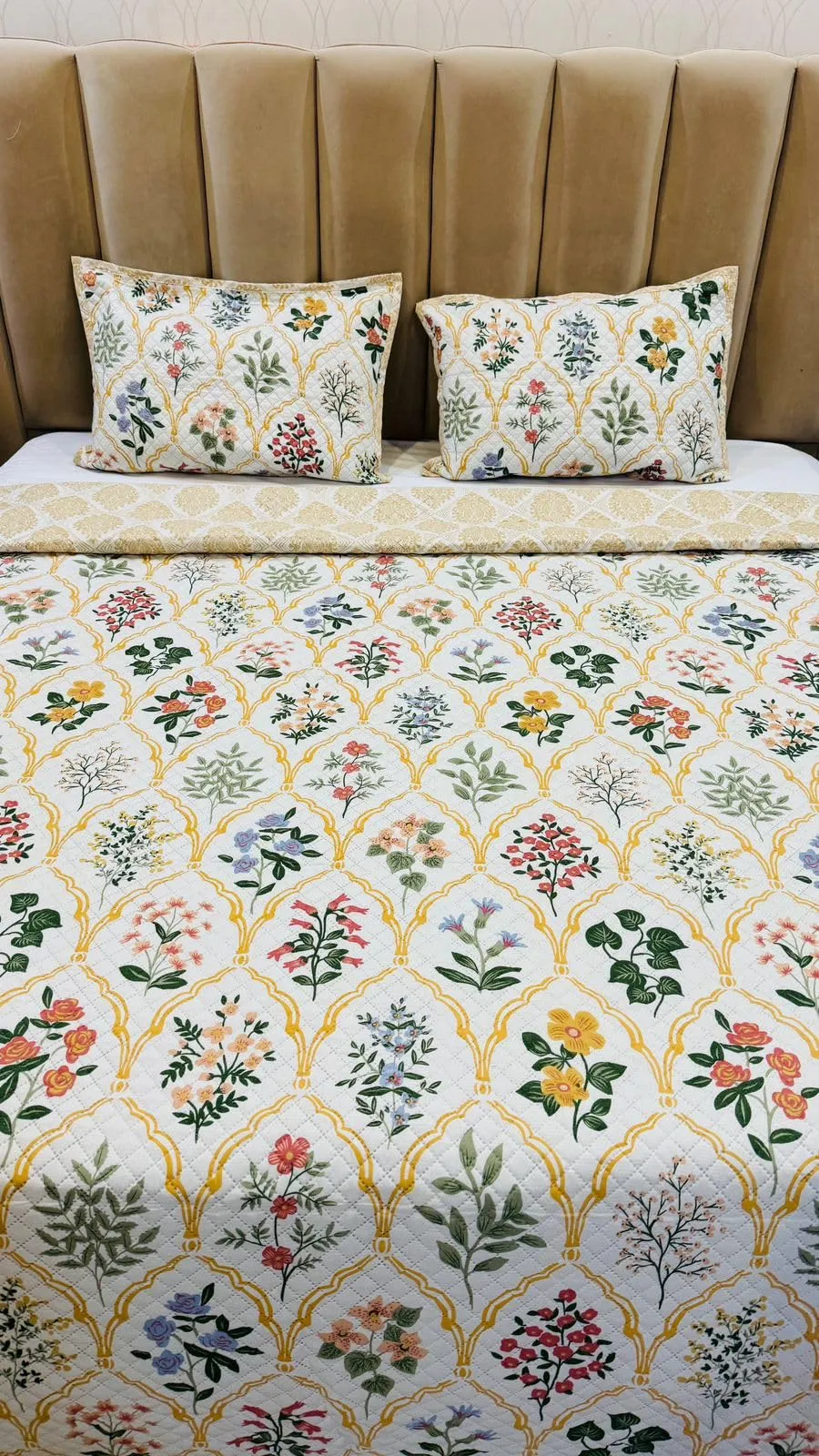 Furnistitchs Cotton Feel Quilted Ultrasonic Bedcover Bedsheet Quilt Bedspread with 2 King Size Pillow Covers 90 x 100 inches / 228 x 248 cms - Decorative Bed Cover King Size (White Flower Pots)